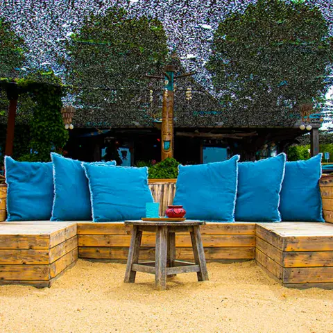 Terrasse du beach club avec coin salon