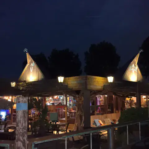 Le beach club éclairé en soirée