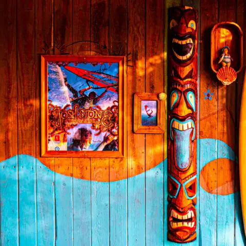 Décor intérieur du beach club avec planches de surf