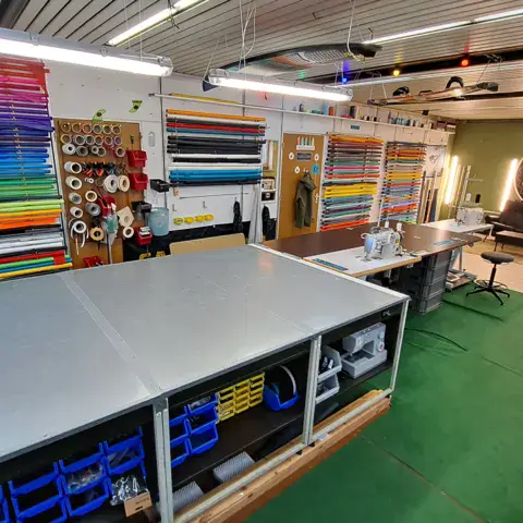 Vue de l'atelier avec la grande table de découpe
