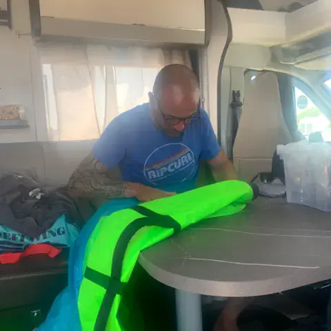 Réparation d'une voile dans un camping-car