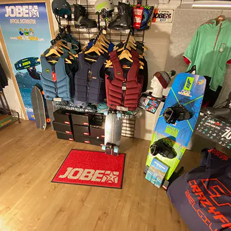 Showroom : gilets d'impact, planche et vêtements