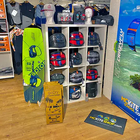 Showroom : casques, planche de kitesurf et accessoires