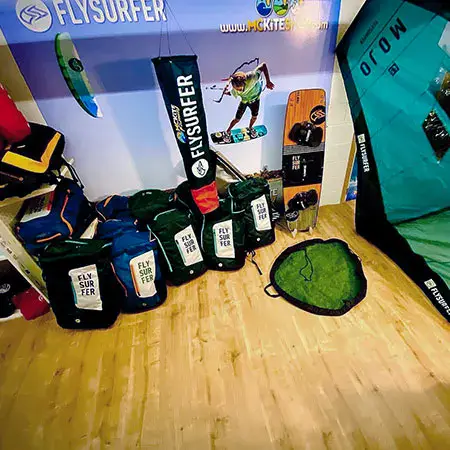 Showroom : espace Flysurfer avec sacs et planche
