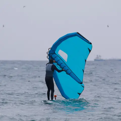 Cours de wing surf sur la mer