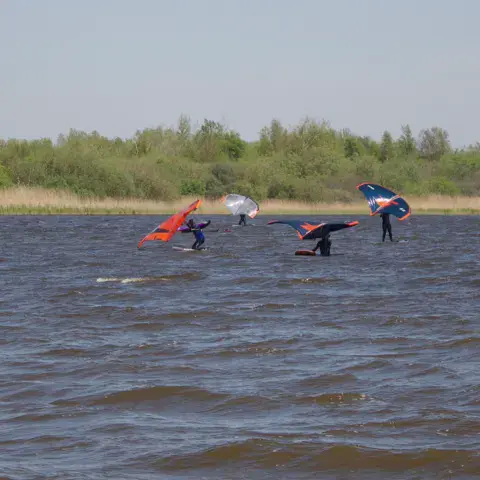 Wingfoilers en eau peu profonde