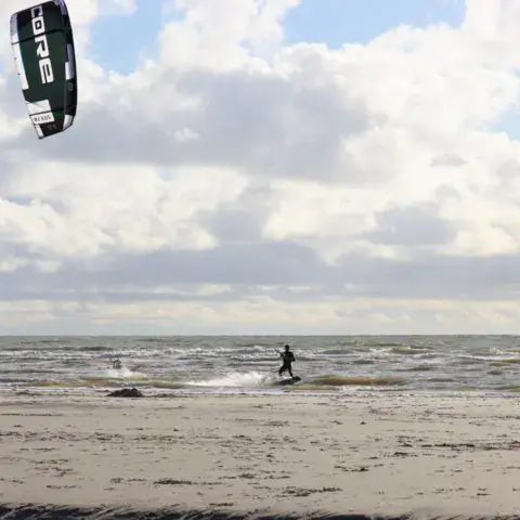 Kitesurfeur sur la plage