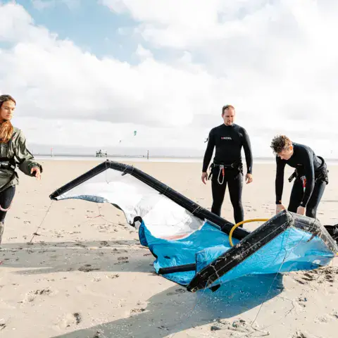 Groupe préparant le matériel sur la plage
