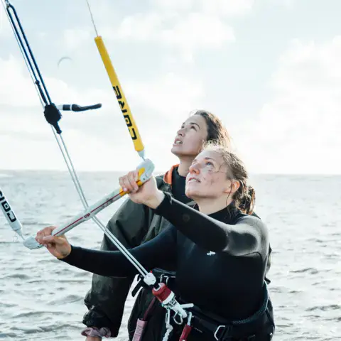 Élèves apprenant à tenir la barre