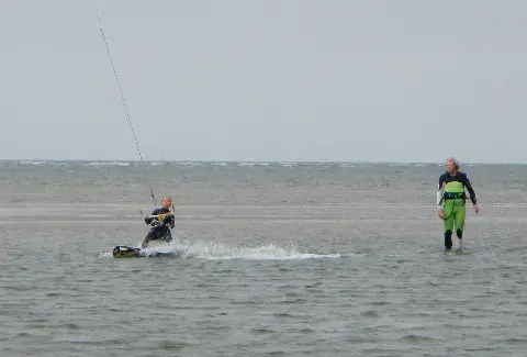 Kitesurfeurs en eau peu profonde