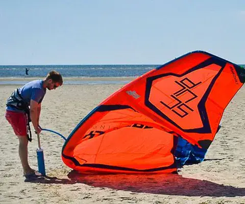 Gonflage d'un kite sur la plage