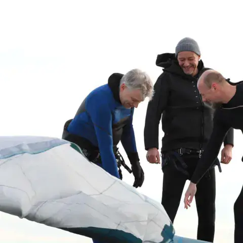 Moniteur et élèves autour d'un kite