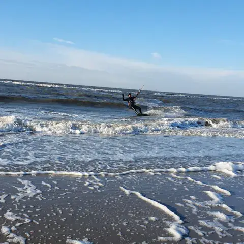 Kitesurfeur dans les vagues