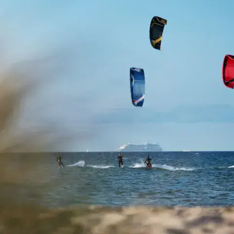 Kitesurfeurs sur l'eau