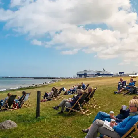 Détente sur la pelouse au bord de la plage