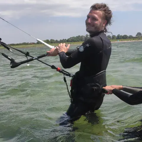 Cours de kitesurf en eau peu profonde