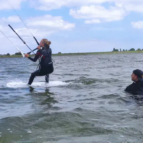 Élève de wingfoil avec son moniteur