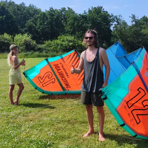 Kites sur la pelouse du camping