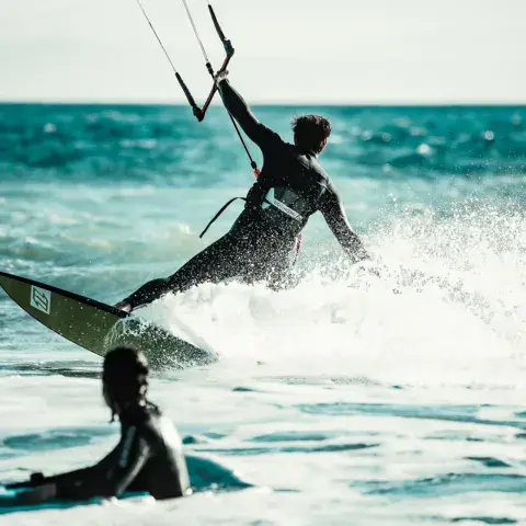 Kitesurfeur dans les vagues