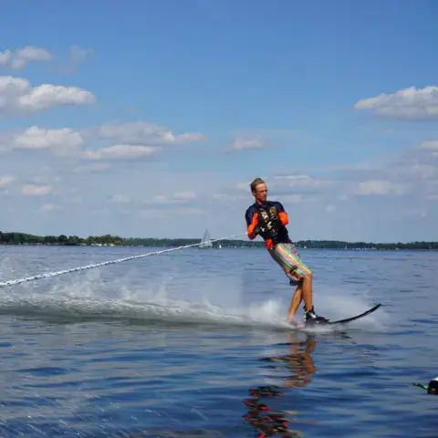 Skieur nautique tracté sur le lac