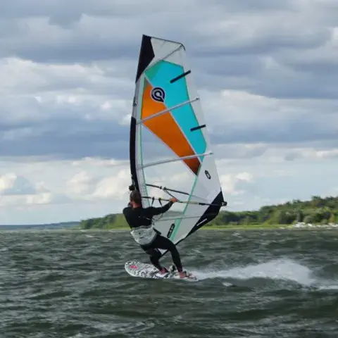 Windsurfeur sur le lac