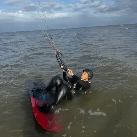Élève de kitesurf dans l'eau