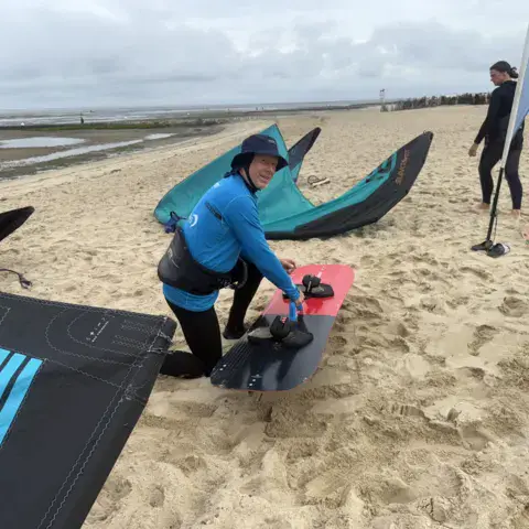 Préparation du matériel de kite sur la plage