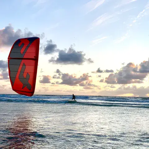 Kitesurfeur au coucher du soleil