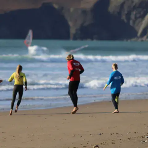 Échauffement d'un groupe sur la plage