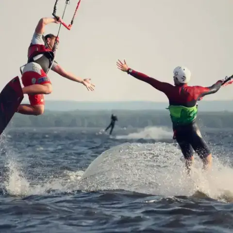 Kitesurfeurs en action sur le Steinhuder Meer