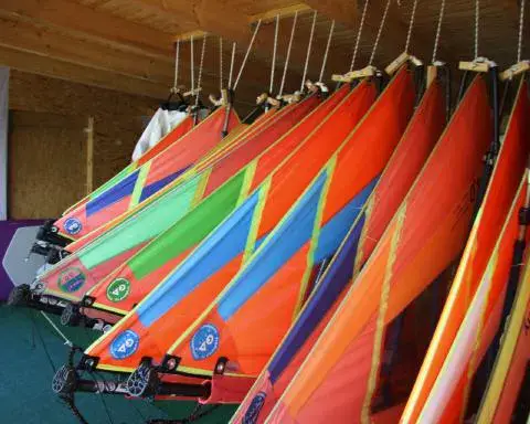 Voiles de windsurf rangées dans le local de l'école