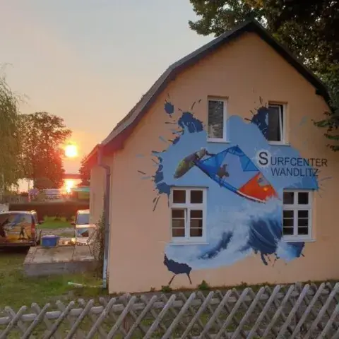 Le bâtiment du Surfcenter au bord du lac