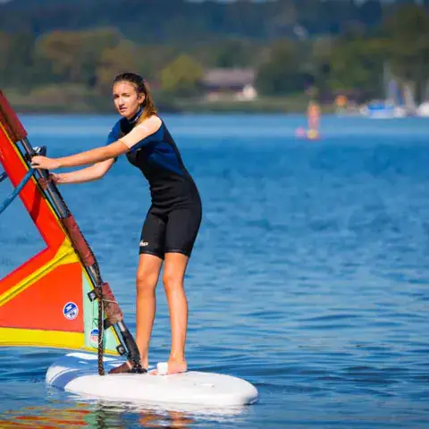 Élève en cours de windsurf