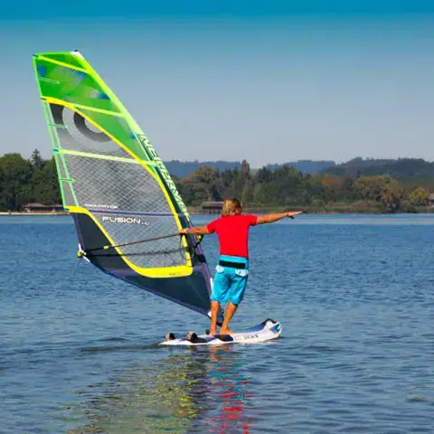 Windsurfeur sur le lac