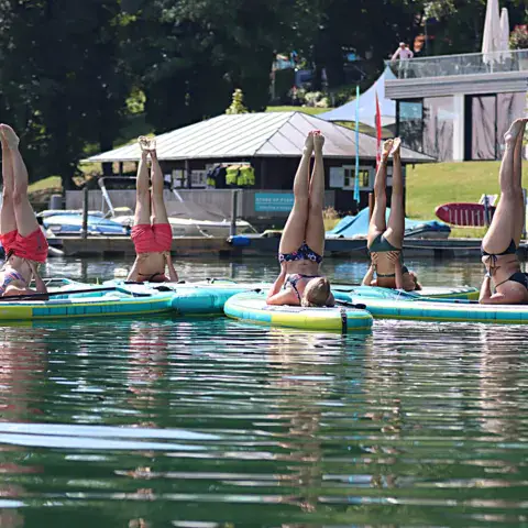 Groupe de SUP yoga sur le lac