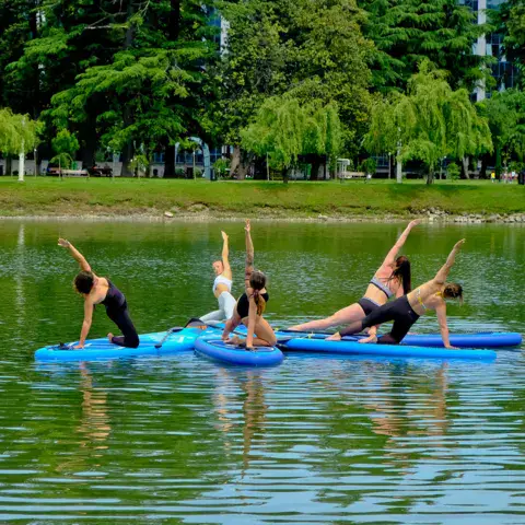 Séance de yoga en groupe sur des SUP