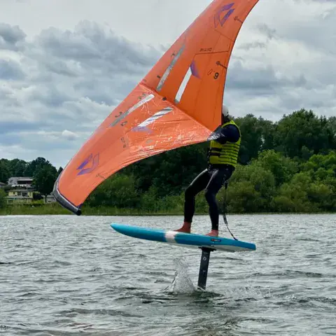 Wing foil près de la rive