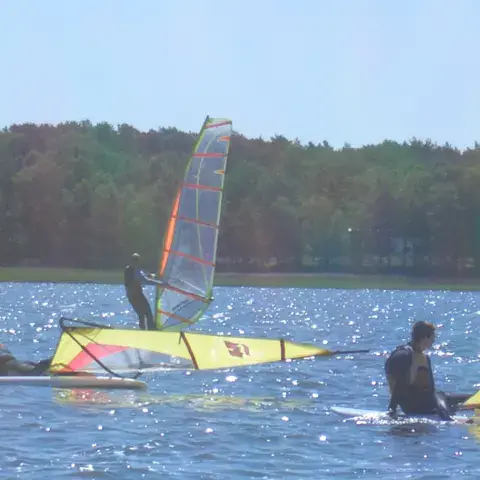 Élèves de windsurf sur le lac