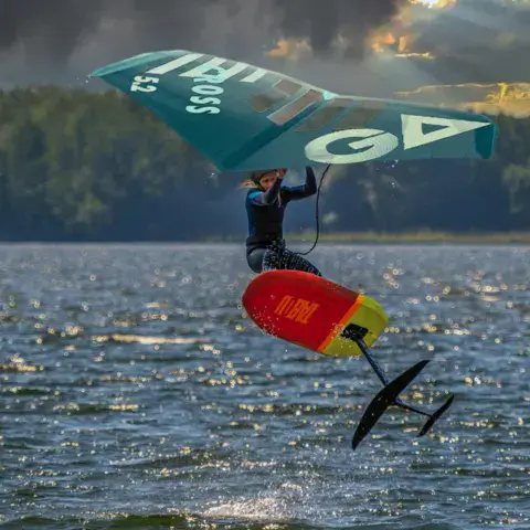 Wing foil avec une aile Gaastra et une planche Tabou
