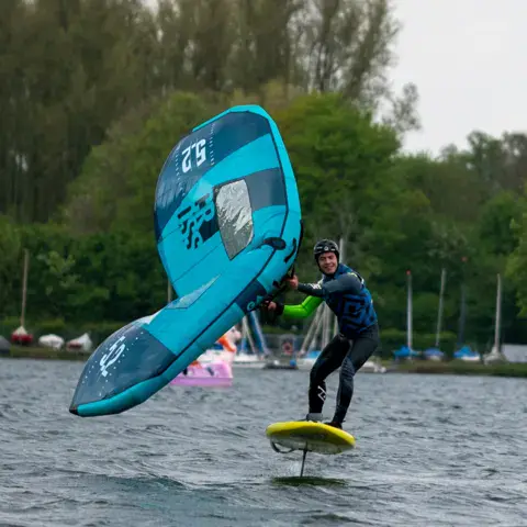 Wing foil sur le lac