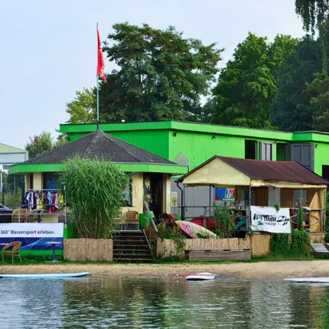 La station sur la plage sud du lac