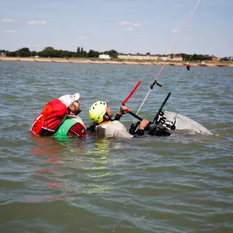 Cours de kitesurf dans l'eau avec un moniteur