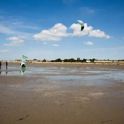 Kites sur la plage à marée basse