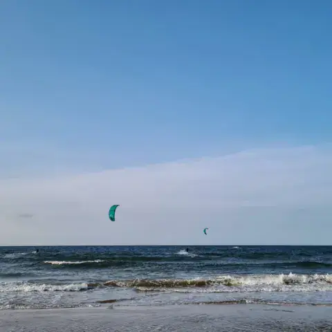 Kites dans le ciel au-dessus de la plage