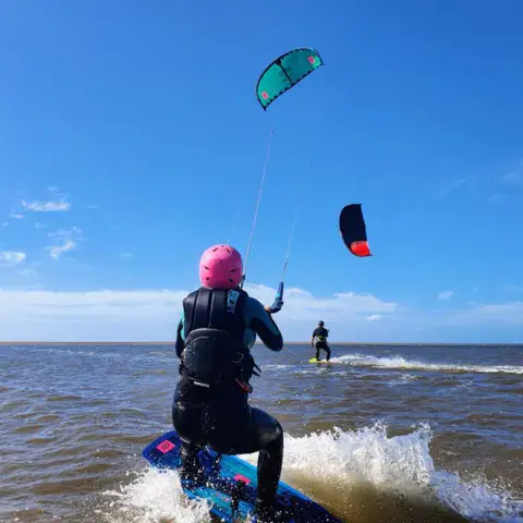 Élève en kitesurf pendant un cours