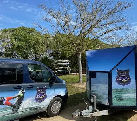 Camionnette et remorque de test de matériel de kite