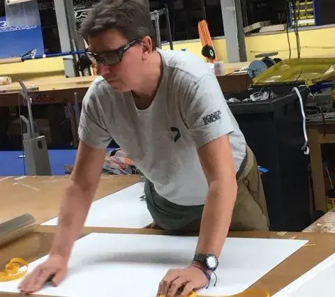 Travail à l'atelier de voilerie