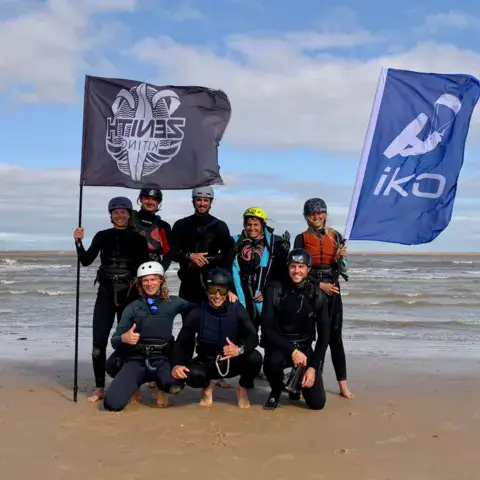 Groupe en formation de moniteur IKO sur la plage