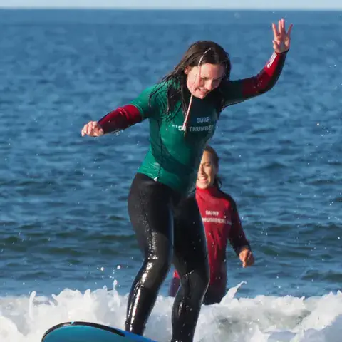 Élève en combinaison sur une planche bleue