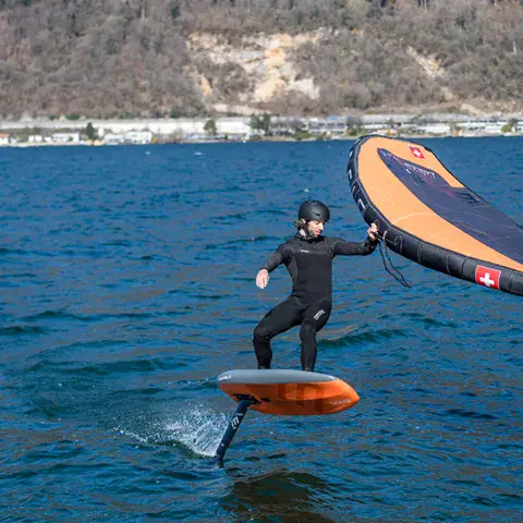 Rider en wing foil, aile orange